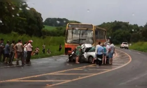 Carro roda na pista e batida contra ônibus deixa cinco mortos na BR-277