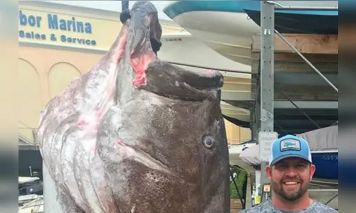 Com linha e anzol, pescador pega peixe gigante de 50 anos e 158Kg