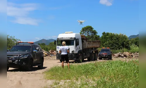 Polícia flagra homem despejando lixo em área de preservação