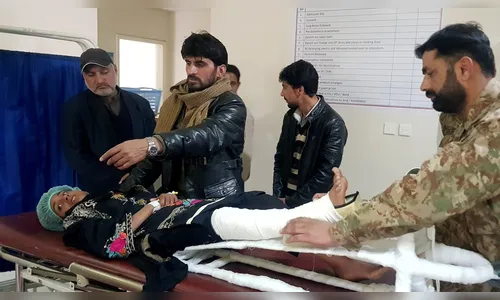 Garota é achada viva após passar 18 horas soterrada no Paquistão