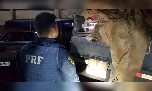 PRF apreende caminhão carregado com cigarros paraguaios em Mauá da Serra.