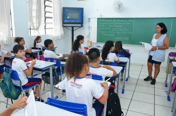 Educação de Apucarana abre concurso para professor e assistente infantil