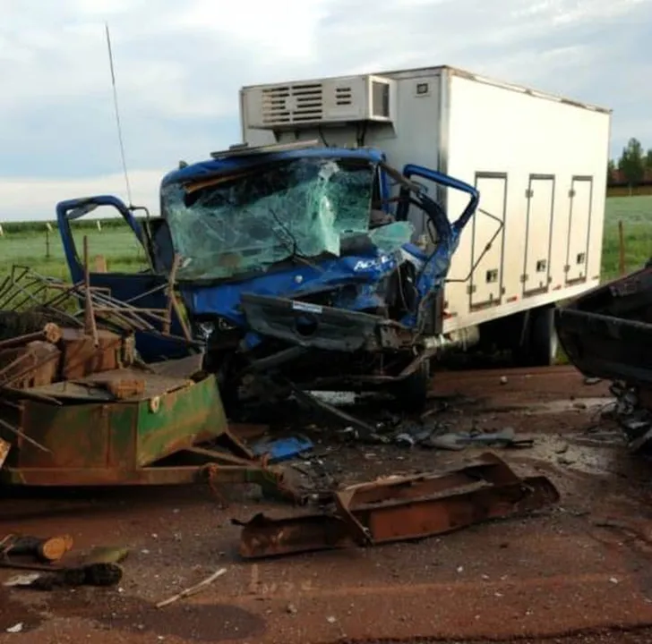 Acidente entre caminhão e caminhonete deixa três mortos e um ferido na PR-491