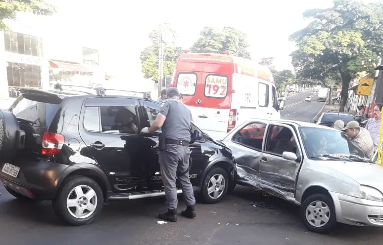 Motorista faz conversão à esquerda e causa acidente na Avenida Minas Gerais; quatro pessoas ficaram feridas