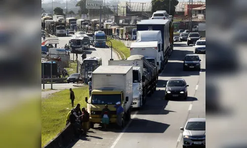 Piso mínimo de frete deveria ser reajustado de 15% a 18%, estimam caminhoneiros