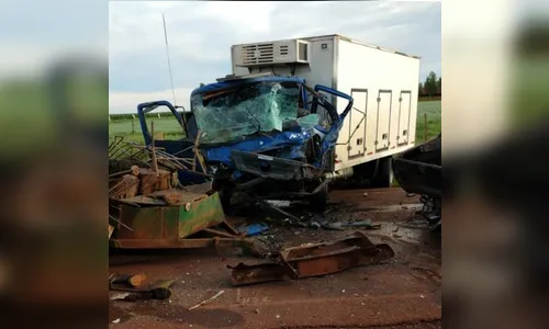 Acidente entre caminhão e caminhonete deixa três mortos e um ferido na PR-491