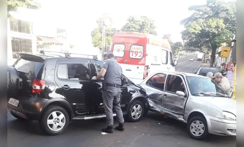 Motorista faz conversão à esquerda e causa acidente na Avenida Minas Gerais; quatro pessoas ficaram feridas