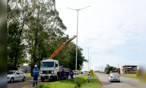 Começa a instalação de postes na PR-218 em Arapongas 