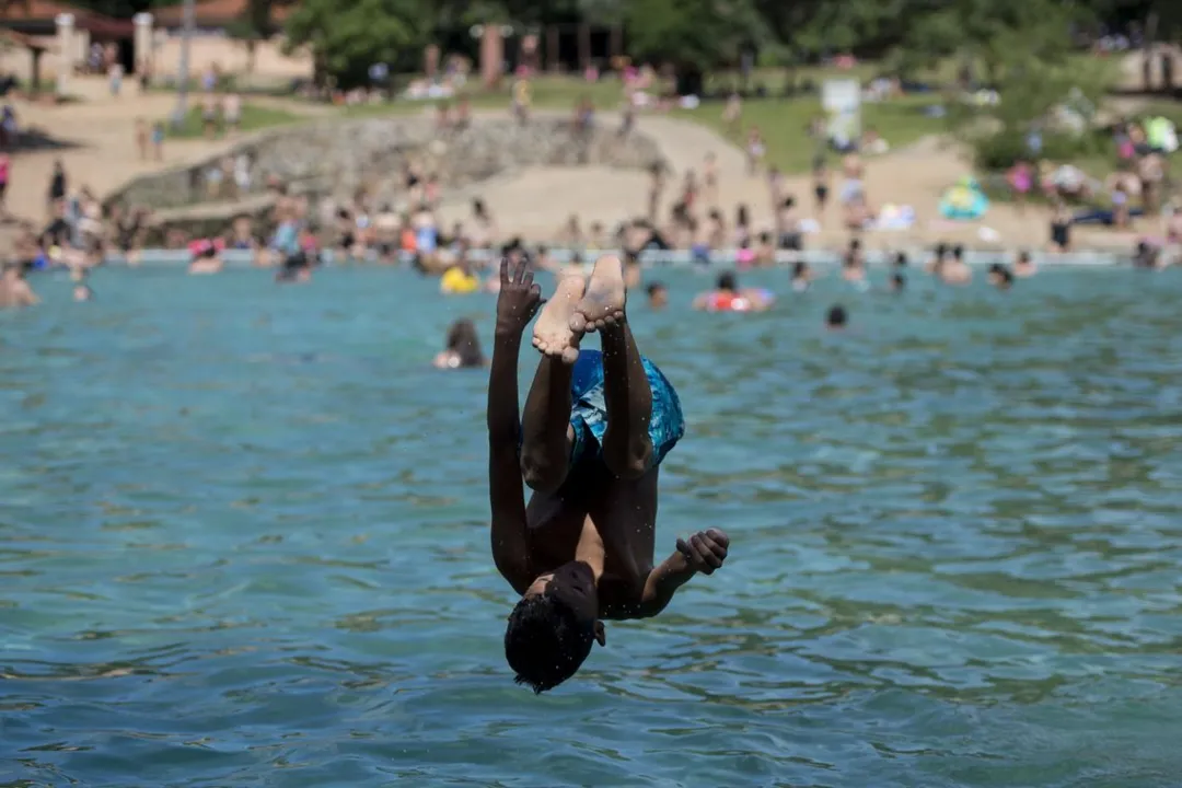 Acidentes após mergulho em águas rasas são a segunda causa do problema. (Foto: Marcelo Camargo/Agência Brasil)