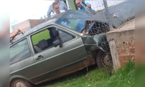 Motorista  sem CNH colide contra muro de unidade de saúde em Borrazópolis