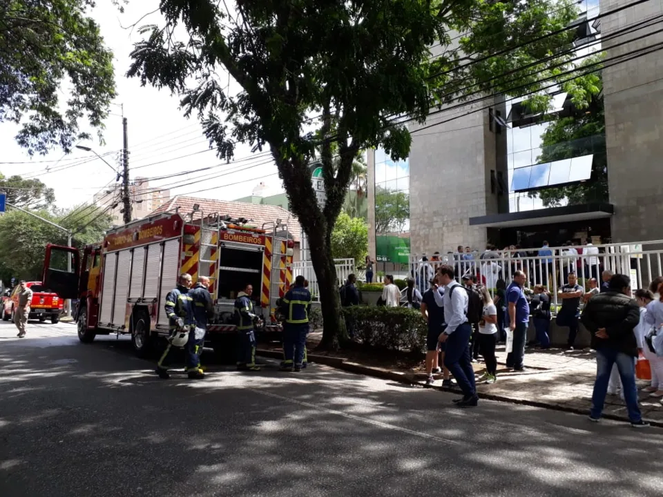 Incêndio no Hospital de Olhos em Curitiba mobiliza equipes dos Bombeiros