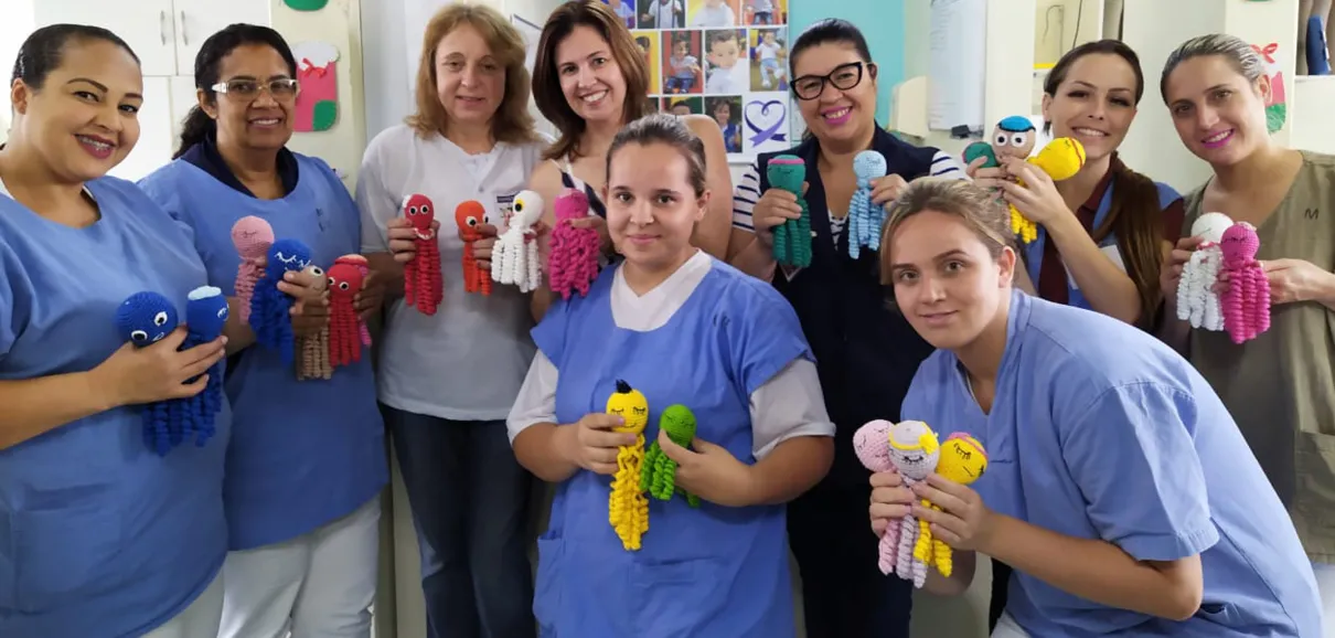 Voluntárias entregam Polvos do Amor para a UTI Neonatal do Hospital da Providência Materno Infantil