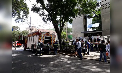 Incêndio no Hospital de Olhos em Curitiba mobiliza equipes dos Bombeiros