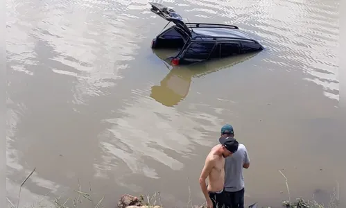 Carro capota e cai em represa no Paraná