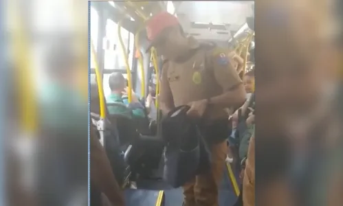 Mulher negra é acusada injustamente de furto dentro de ônibus; carteira estava com outra passageira
