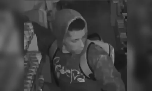 
							Ladrão invade papelaria de Apucarana e furta materiais escolares; veja vídeo do suspeito
						
						