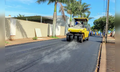 Ruas de paralelepípedo no “Pirapó” ganham camada asfáltica