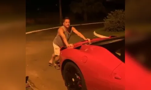 
							Sem gasolina, Leonardo empurra Ferrari e brinca: “Só na banguela”
						
						