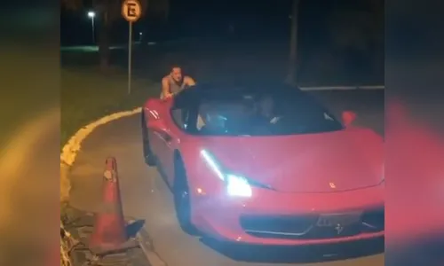 
							Sem gasolina, Leonardo empurra Ferrari e brinca: “Só na banguela”
						
						