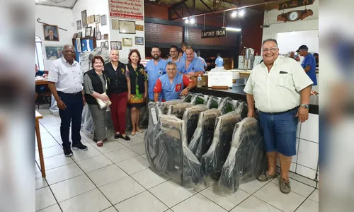 Ferra Mula doa 7 cadeiras de rodas e 15 de banho para entidades de Apucarana