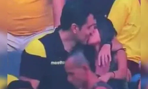 
							“Câmera do beijo” flagra homem traindo a esposa durante jogo de futebol
						
						