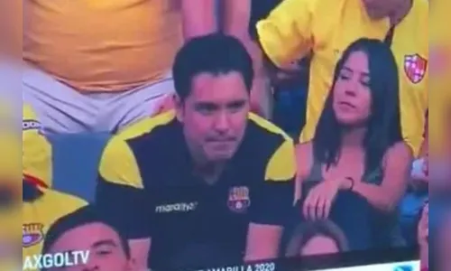 
							“Câmera do beijo” flagra homem traindo a esposa durante jogo de futebol
						
						