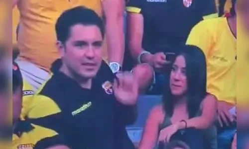 “Câmera do beijo” flagra homem traindo a esposa durante jogo de futebol
