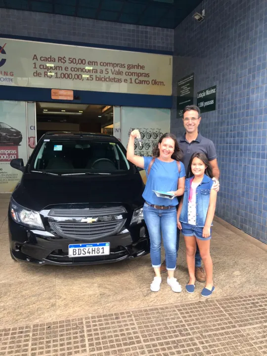 A ganhadora do carro Maria Otaciana com o esposo Rodrigo e a filha Ana (Fernanda Neme)