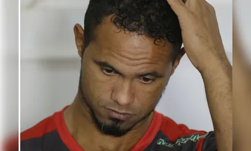 Torcedores do Operário-MT protestam contra contratação do goleiro Bruno