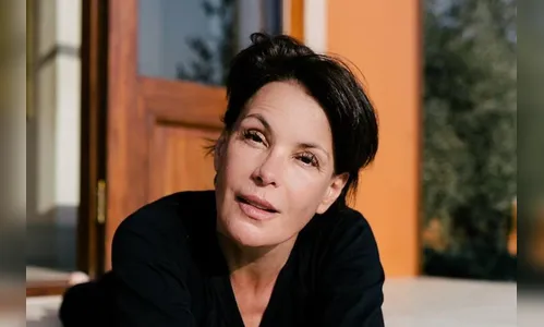 Carolina Ferraz posa nua para comemorar 52 anos