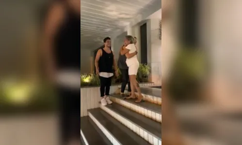 
							Mayra Cardi e Arthur Aguiar dão carro de presente para babá
						
						
