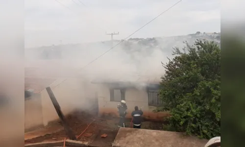 
							Rapaz é detido após atear fogo na própria casa, em Jandaia do Sul
						
						