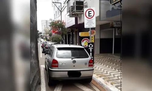 Motoristas reclamam da dificuldade de estacionar em vagas de carga e descarga em Apucarana