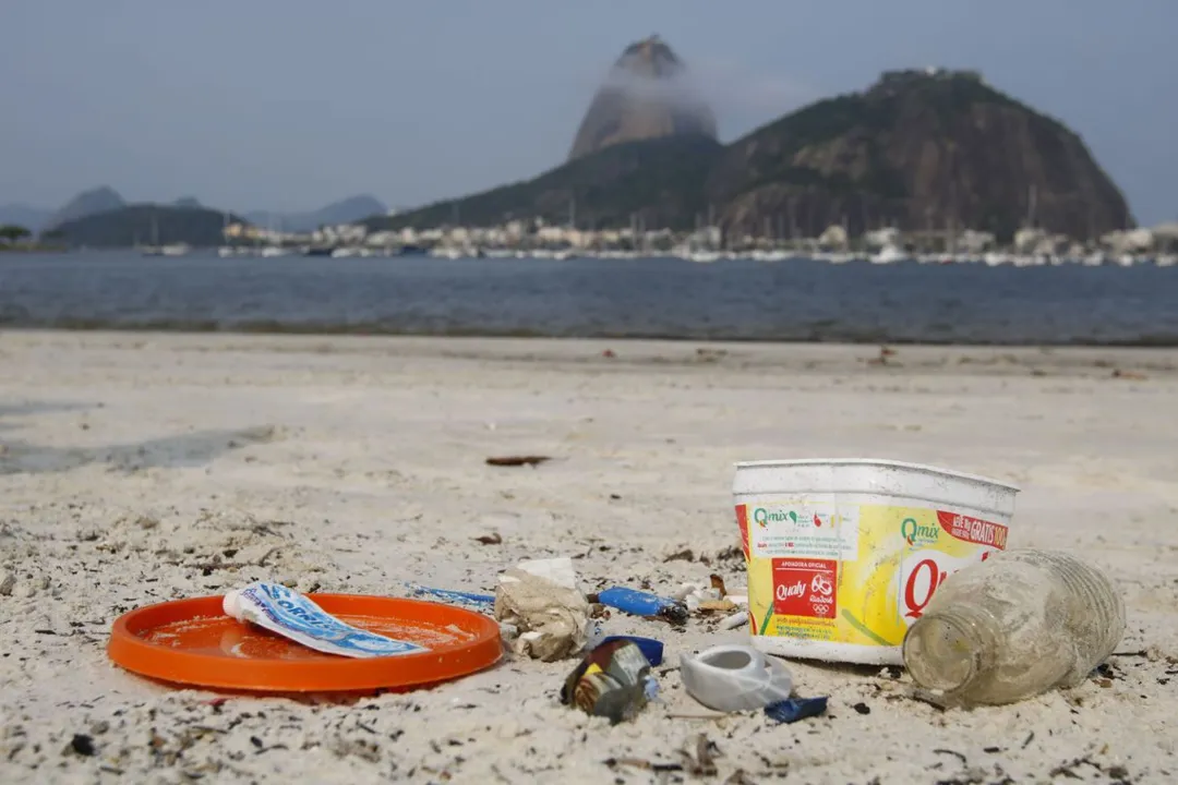 Bitucas de cigarro são a maior parte do lixo em praias brasileiras