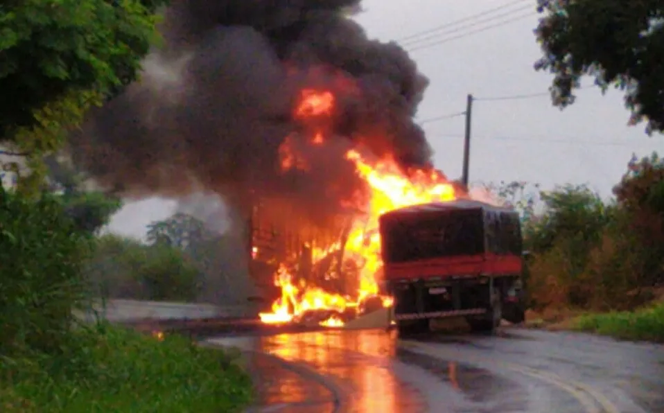 Carreta com placas de Apucarana pega fogo após colisão em São Pedro do Ivaí; uma pessoa morreu