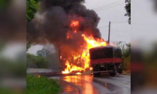 
							Identificado motorista morto carbonizado em acidente na região; caminhão tinha placas de Apucarana
						
						