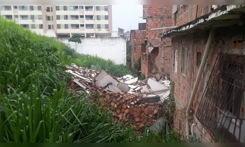 Imóvel desaba no bairro de Narandiba, em Salvador