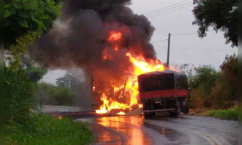 Carreta com placas de Apucarana pega fogo após colisão em São Pedro do Ivaí; uma pessoa morreu