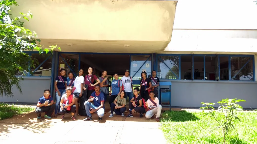 Grupo de jovens reforma rodoviária e constrói muros de habitação em Marilândia do Sul