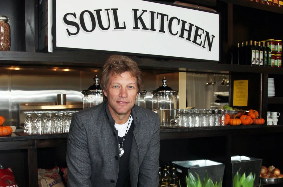 Jon Bon Jovi abre restaurante comunitário em universidade dos EUA