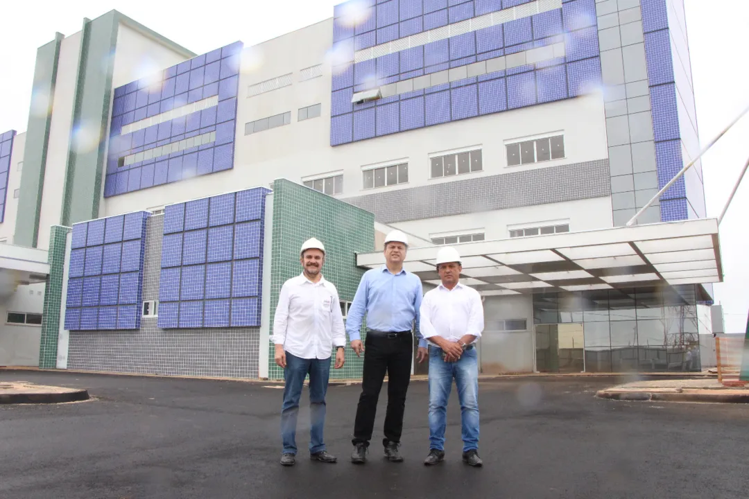 Em Ivaiporã o deputado visitou o canteiro de obras do Hospital Regional (Foto: Aldinei Andreis)