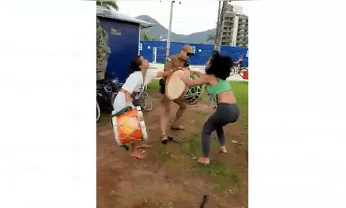 PM interrompe ensaio de maracatu na praia de Caiobá, no litoral do Paraná e apreende instrumentos; veja vídeo