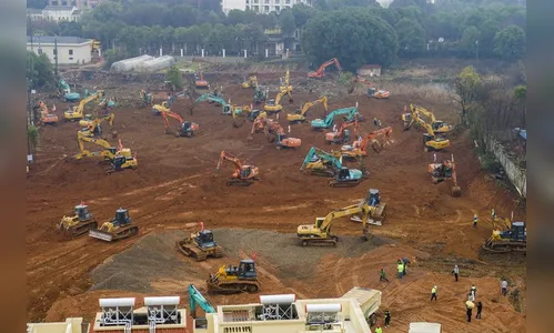 China constrói hospital de mil leitos como parte do esforço do país contra o novo coronavírus