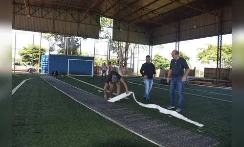 Prefeito de Ivaiporã vistoria instalação de Mini Arena em Jacutinga