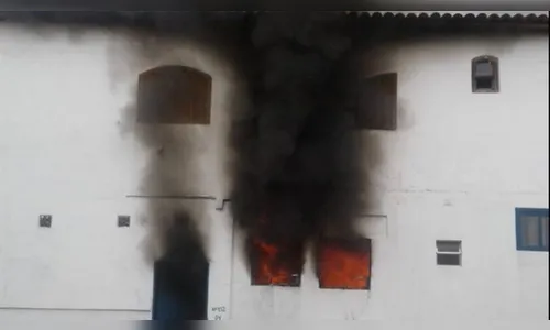 Três crianças morrem e uma mulher fica ferida durante incêndio em casarão, em Paraty