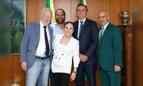 Regina Duarte leva filho a reuniões com o governo