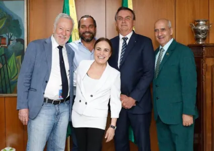 Regina Duarte leva filho a reuniões com o governo