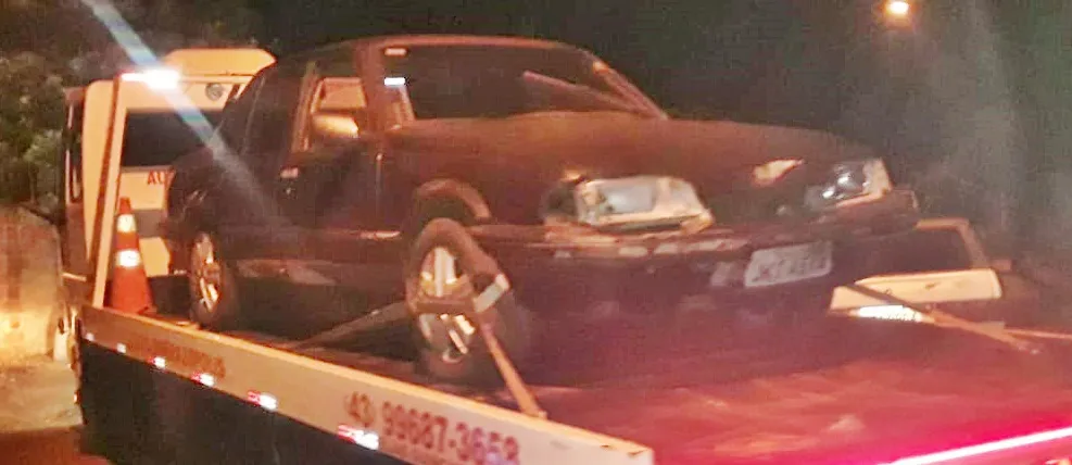 O Monza foi apreendido e  guinchado até o pátio do Destacamento da Polícia Militar local. (Foto: Blog do Berimbau)