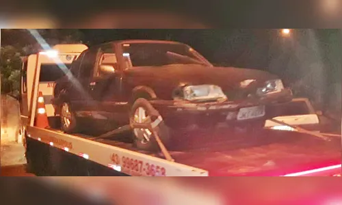 Monza em alta velocidade atinge dois carros estacionados e foge pela contramão