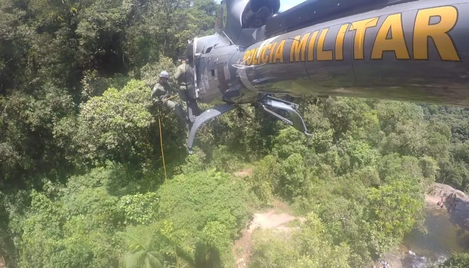 Médica usa rapel para descer de helicóptero e resgate pioneiro salva mulher em cachoeira